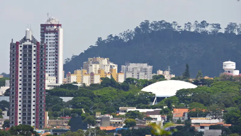 Vista de Jundiaí com prédios e a serra ao fundo